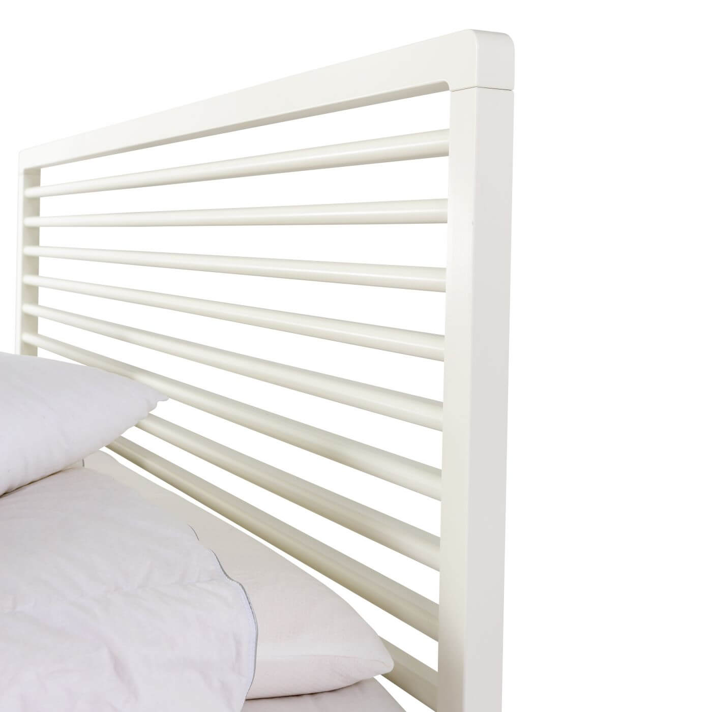 Designerskie łóżko białe LENNU. Ażurowym wysoki szczyt łóżka do sypialni z drewna brzozy skandynawskiej lakierowanej na kolor biały. Nowoczesny design