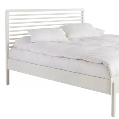 Designerskie łóżko białe LENNU. Przybliżony fragment łóżka do sypialni 160x200 z białym materacem i pościelą. Skandynawski design