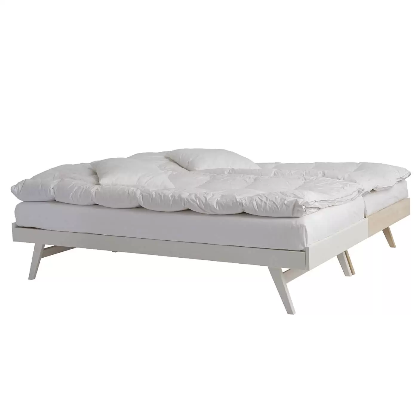 Łóżko na nóżkach NOTTE. Łóżka drewniane i białe 90x200 z materacami i białą pościelą złączone, stojące razem obok siebie. Praktyczny skandynawski design