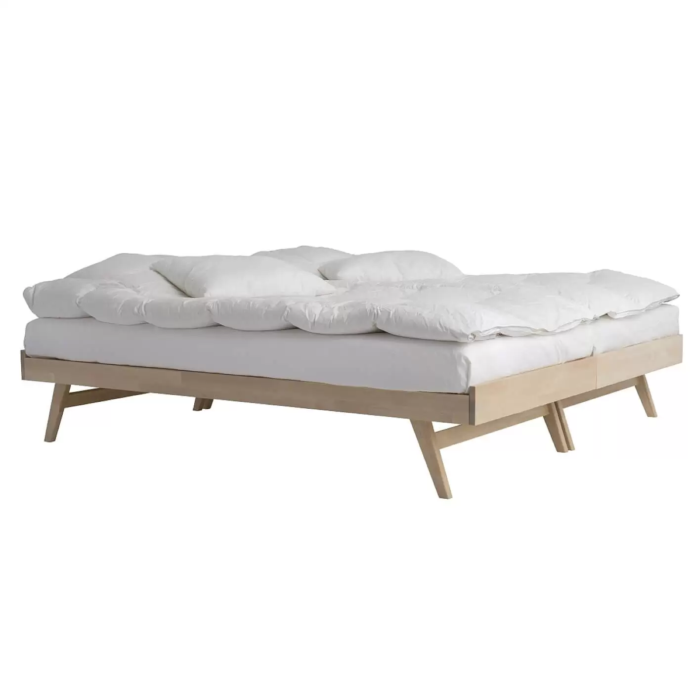 Łóżko na nóżkach NOTTE. Dwa łóżka drewniane z materacami i białą pościelą złączone, stojące razem obok siebie. Praktyczny skandynawski design