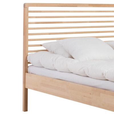 Łóżko design LENNU. Fragment łóżka do sypialni 160x200. Widoczny ażurowy wysoki zagłówek z drewna brzozy skandynawskiej, biały materac i pościel. Nowoczesny design