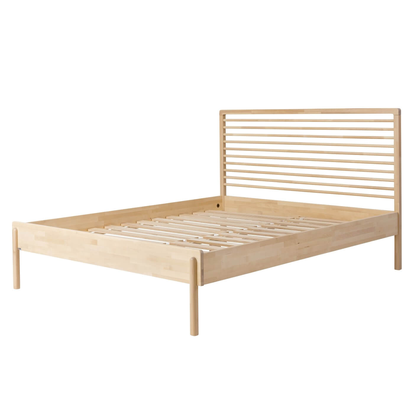 Łóżko design LENNU. Widoczne w całości drewniane łóżko 160x200 bez materaca. Łóżko dwuosobowe do sypialni na wysokich nóżkach z wysokim ażurowym drewnianym szczytem. Nowoczesny design