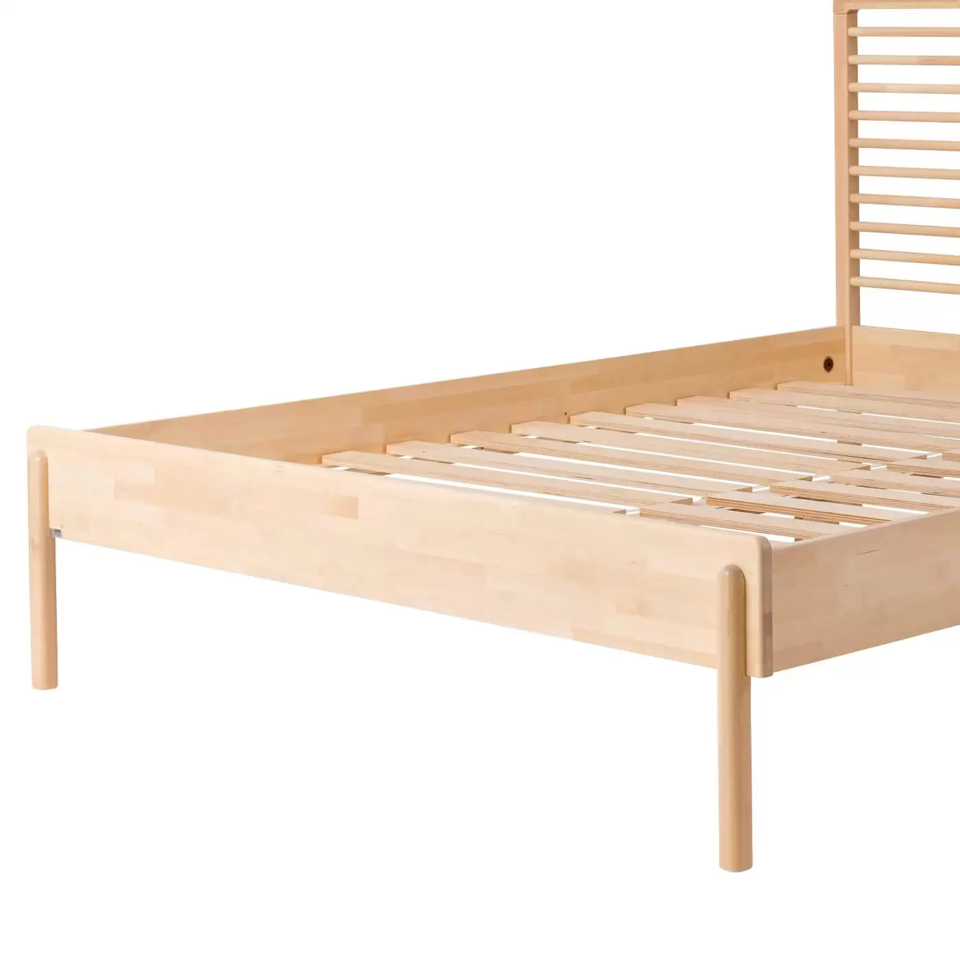 Łóżko design LENNU. Fragment z widocznymi wysokimi nóżkami łóżka bez materaca dwuosobowego 160x200 z drewna brzozy. Skandynawski nowoczesny design