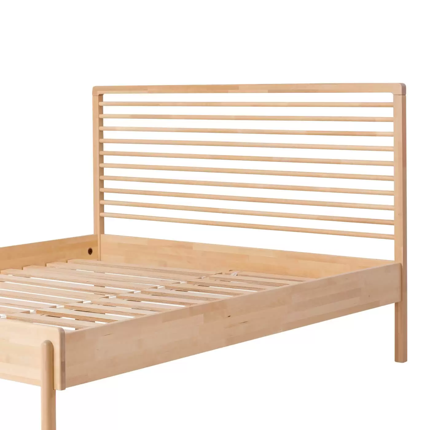 Łóżko design LENNU. Fragment z widocznym całym wysokim ażurowym zagłówkiem łóżka bez materaca dwuosobowego 160x200 z drewna brzozy skandynawskiej. Nowoczesny design