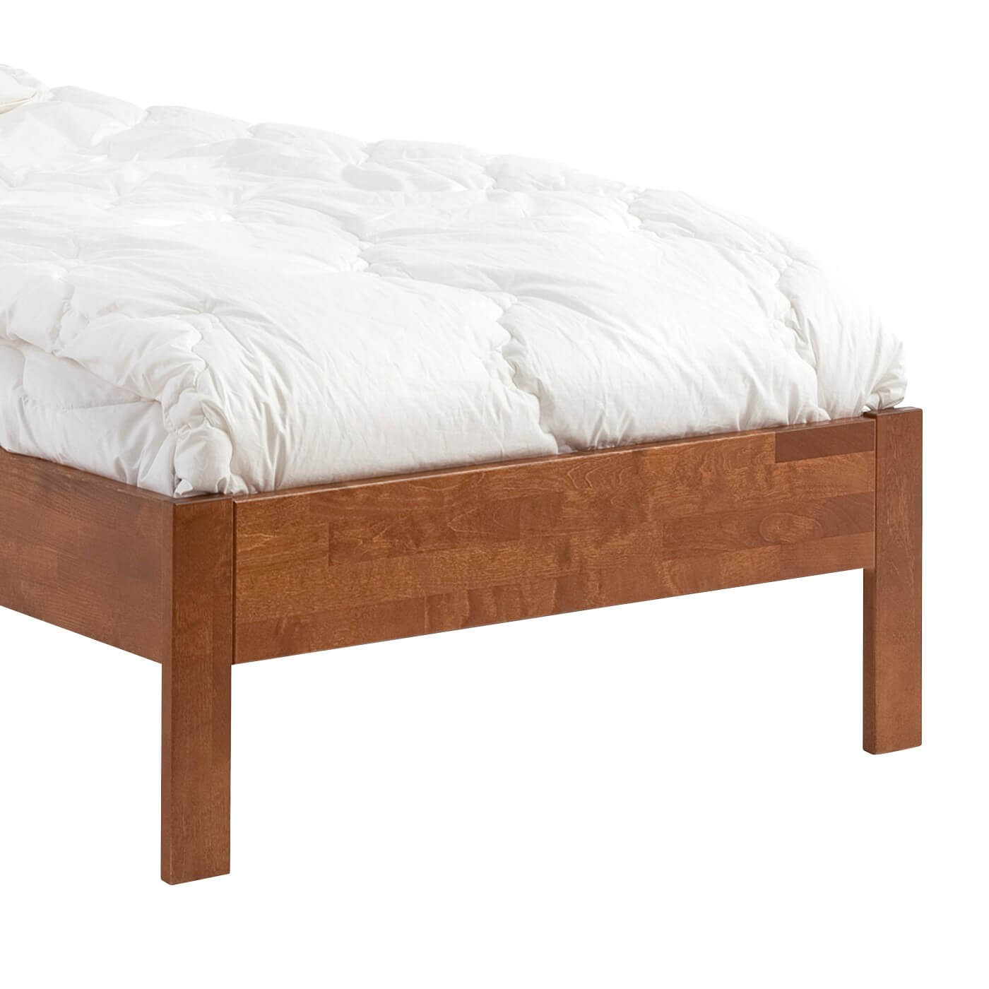 Łóżko drewniane 120x200 KOLI. Przybliżony widok na wysokie proste nóżki łóżka z drewna brzozy w kolorze orzech. Skandynawski design