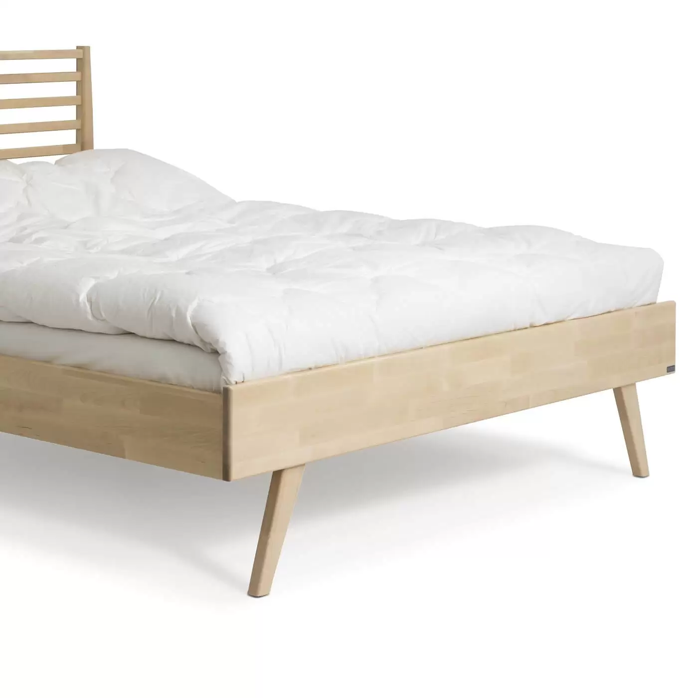 Łóżko drewniane 160x200 NOTTE. Fragment z widokiem na wysokie skośne nóżki z drewna łóżka do sypialni 160x200. Skandynawski design
