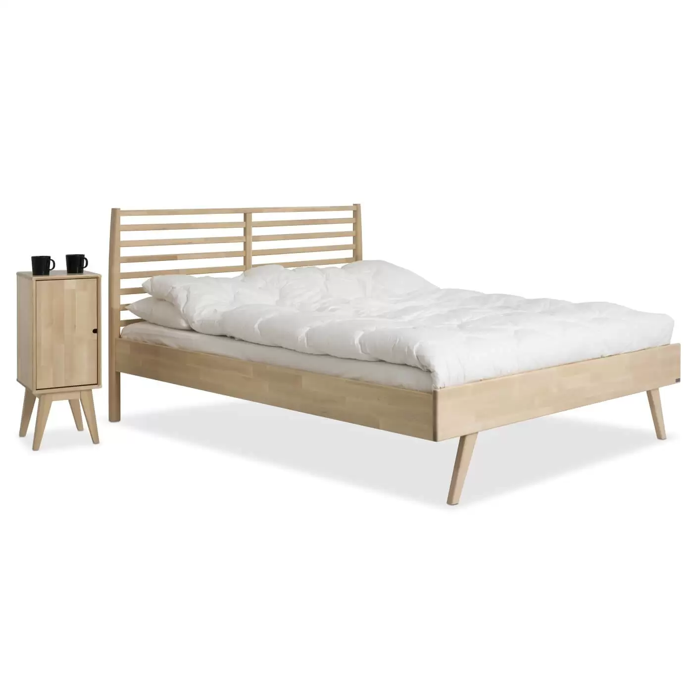 Łóżko drewniane 160x200 NOTTE. Łóżko z drewna z wysokim ażurowym zagłówkiem i szafka nocna drewniana stojące obok siebie. Nowoczesny skandynawski design