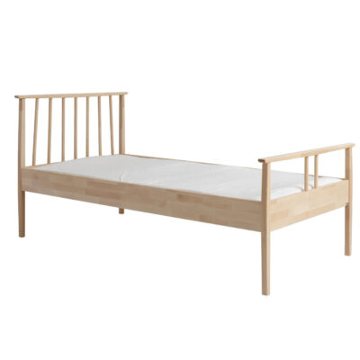 Łóżko drewniane 90x200 NOEL. Widoczne w całości wysokie łóżko na nóżkach drewniane z ażurowym szczytem z drewna brzozy skandynawskiej. Skandynawski design