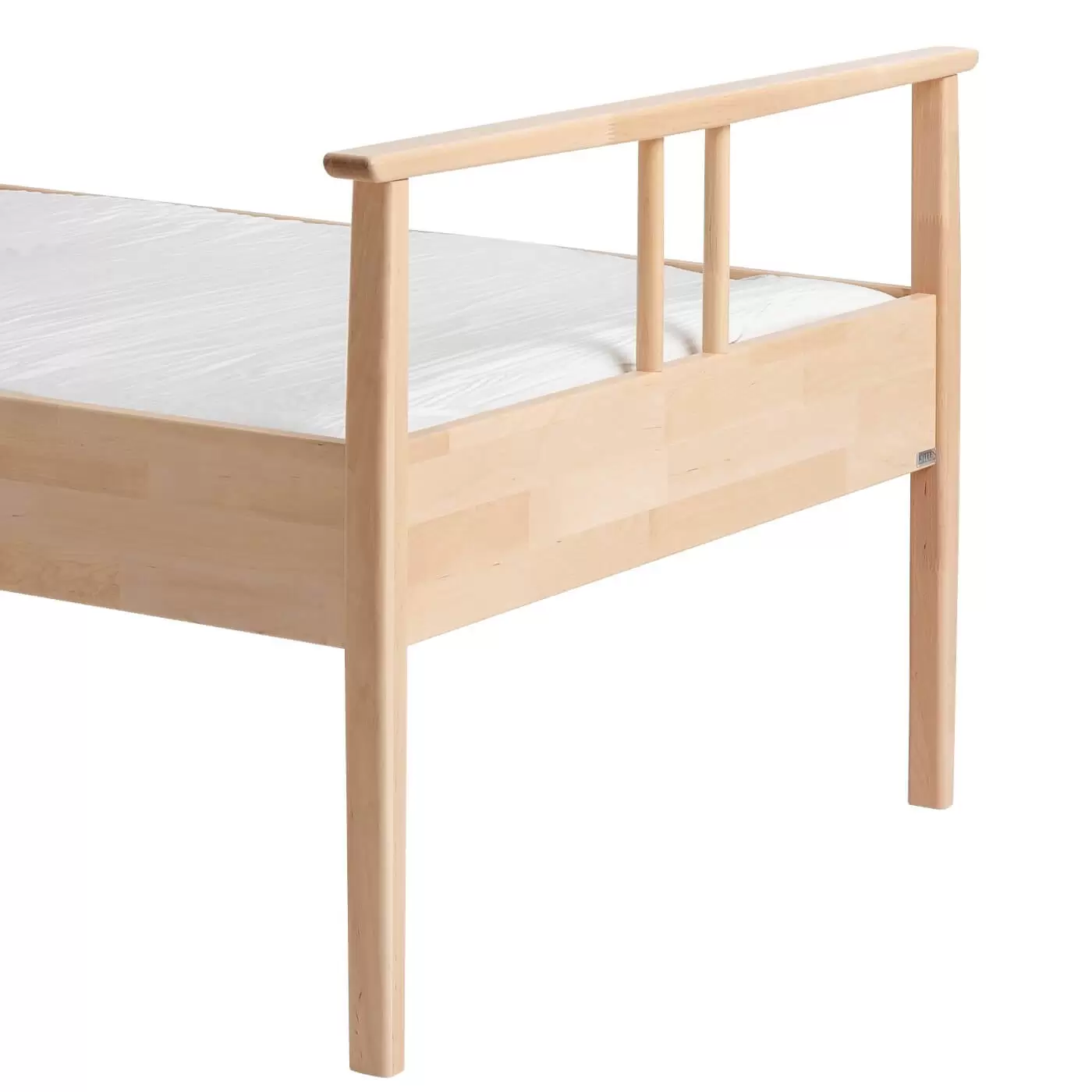 Łóżko drewniane 90x200 NOEL. Fragment z widokiem na wysokie nóżki łóżka z litego drewna brzozy skandynawskiej