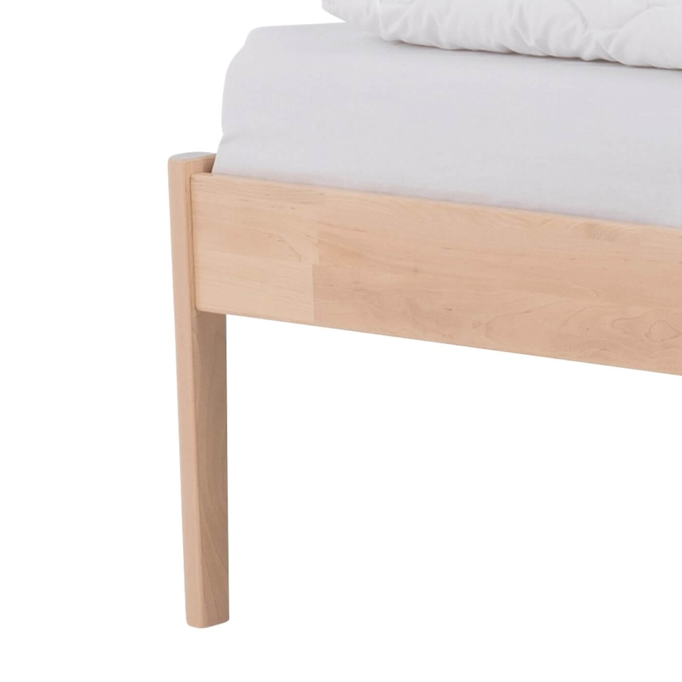 Łóżko drewniane bez zagłówka AVANTI. Wysoka prosta noga jednoosobowego łózka z litego drewna brzozy skandynawskiej w kolorze naturalnym. Nowoczesny minimalistyczny design