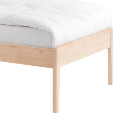 Łóżko drewniane bez zagłówka AVANTI pojedyncze do sypialni. Przybliżony widok na wysokie proste nóżki łóżka 80x200 z drewna brzozy skandynawskiej