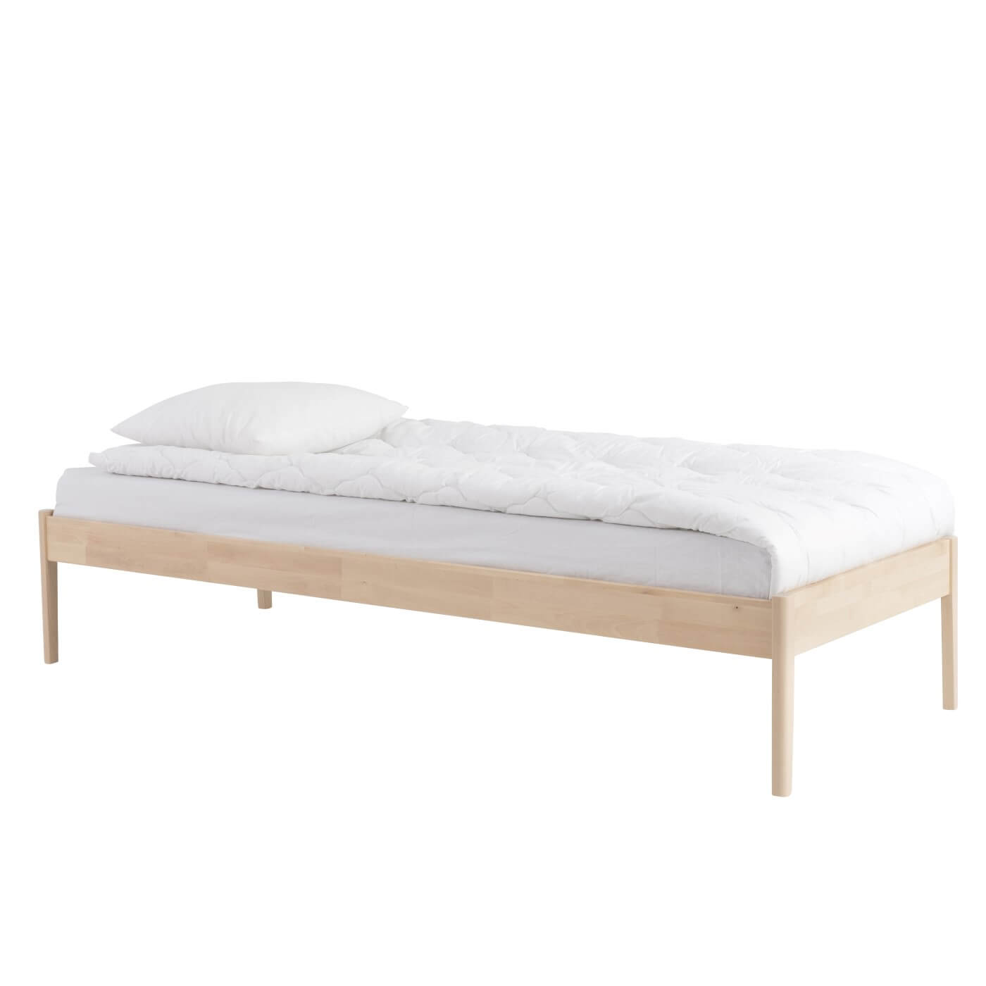 Łóżko drewniane bez zagłówka AVANTI z materacem 90x200, białą kołdrą i poduszką. Łóżko na wysokich prostych nóżkach z litego drewna brzozy skandynawskiej widoczne w całości. Nowoczesny skandynawski design