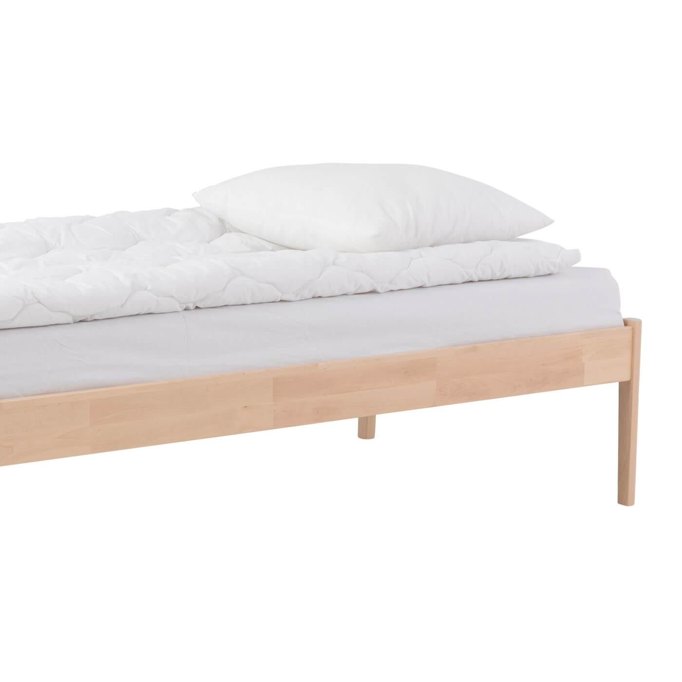 Łóżko drewniane bez zagłówka AVANTI. Fragment łóżka bez zagłówka 90x200 do sypialni z drewnianymi wysoki nóżkami. Na łóżku leży materac i biała pościel. Nowoczesny skandynawski design