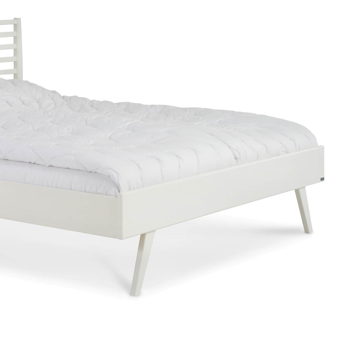 Łóżko drewniane białe 160x200 NOTTE. Fragment z widokiem na wysokie białe skośne nóżki z drewna łóżka do sypialni 160x200. Skandynawski design