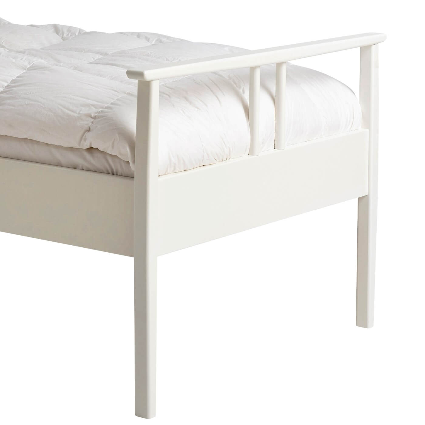 Łóżko drewniane białe 90x200 NOEL. Fragment z widokiem na piękne wysokie nóżki z drewna brzozy skandynawskiej lakierowanej na kolor biały mat