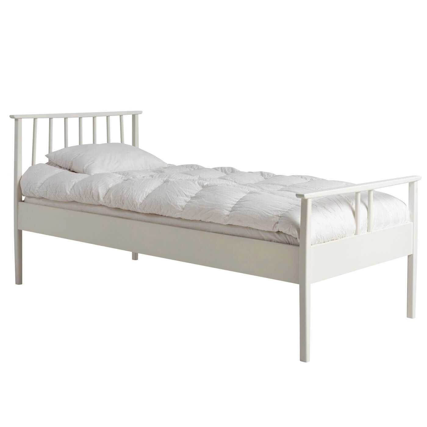 Łóżko drewniane białe 90x200 NOEL. Widoczne w całości łóżko z materacem. Na łóżku z pięknym białym ażurowym szczytem leżąca biała kołdra i poduszka. Skandynawski design