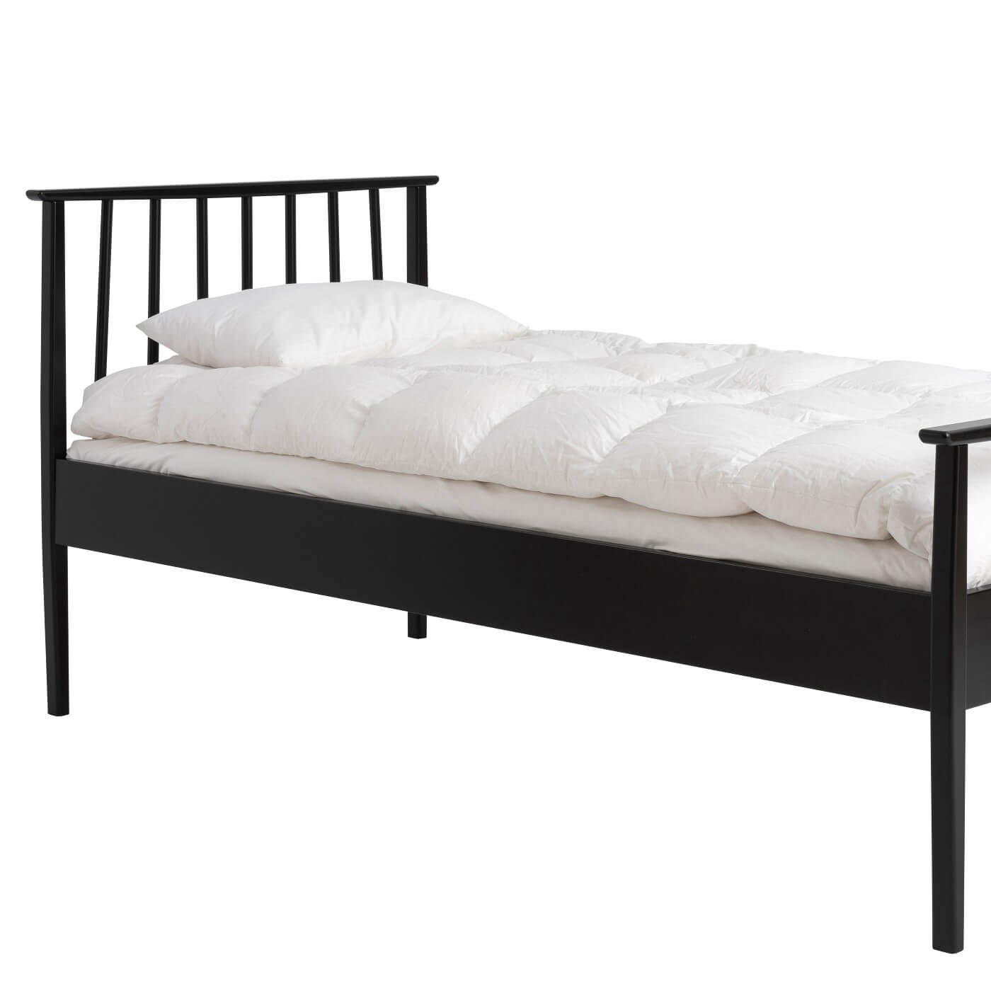 Łóżko drewniane czarne 90x200 NOEL jednoosobowe. Fragment łóżka z drewnianym czarnym wysokim ażurowym zagłówkiem i białą kołdrą i poduszką. Nowoczesny skandynawski design