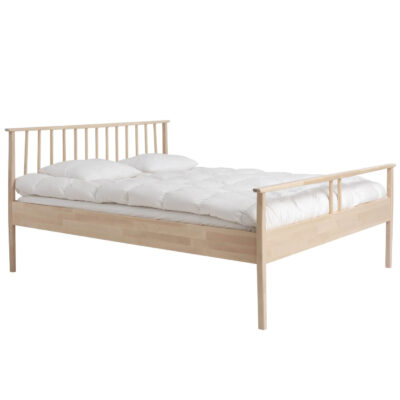 Łóżko drewniane nowoczesne NOEL. Widoczne w całości łóżko drewniane do sypialni 160x200. Na łóżku ze szczytem ażurowym z litego drewna brzozy skandynawskiej leżąca biała kołdra i 2 poduszki. Skandynawski design