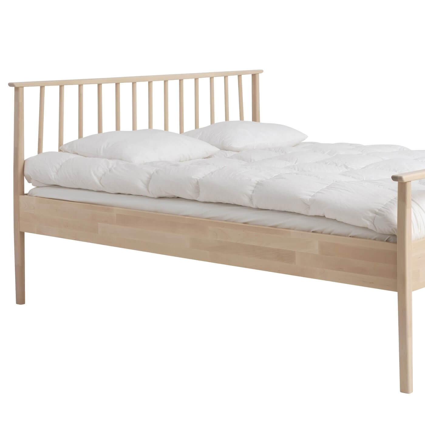 Łóżko drewniane nowoczesne NOEL. Fragment łóżka do sypialni 160x200 z drewnianym wysokim ażurowym szczytem i leżącą białą kołdrą z poduszkami. Nowoczesny skandynawski design