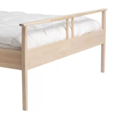 Łóżko drewniane nowoczesne NOEL do sypialni. Fragment z widokiem na wysokie nóżki dwuosobowego łóżka 160x200 z litego drewna brzozy skandynawskiej