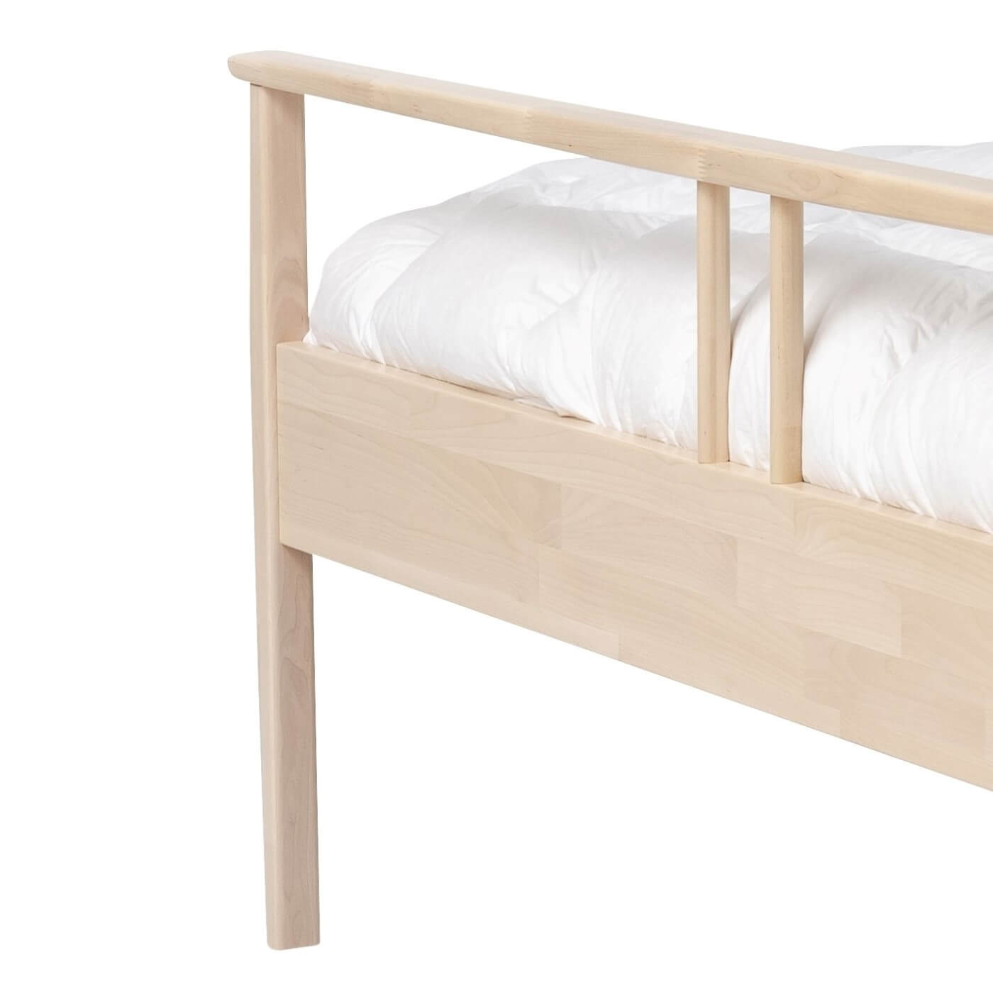 Łóżko drewniane nowoczesne NOEL. Przybliżony widok wysokiej nóżki z litego drewna brzozy skandynawskiej. Nowoczesny design