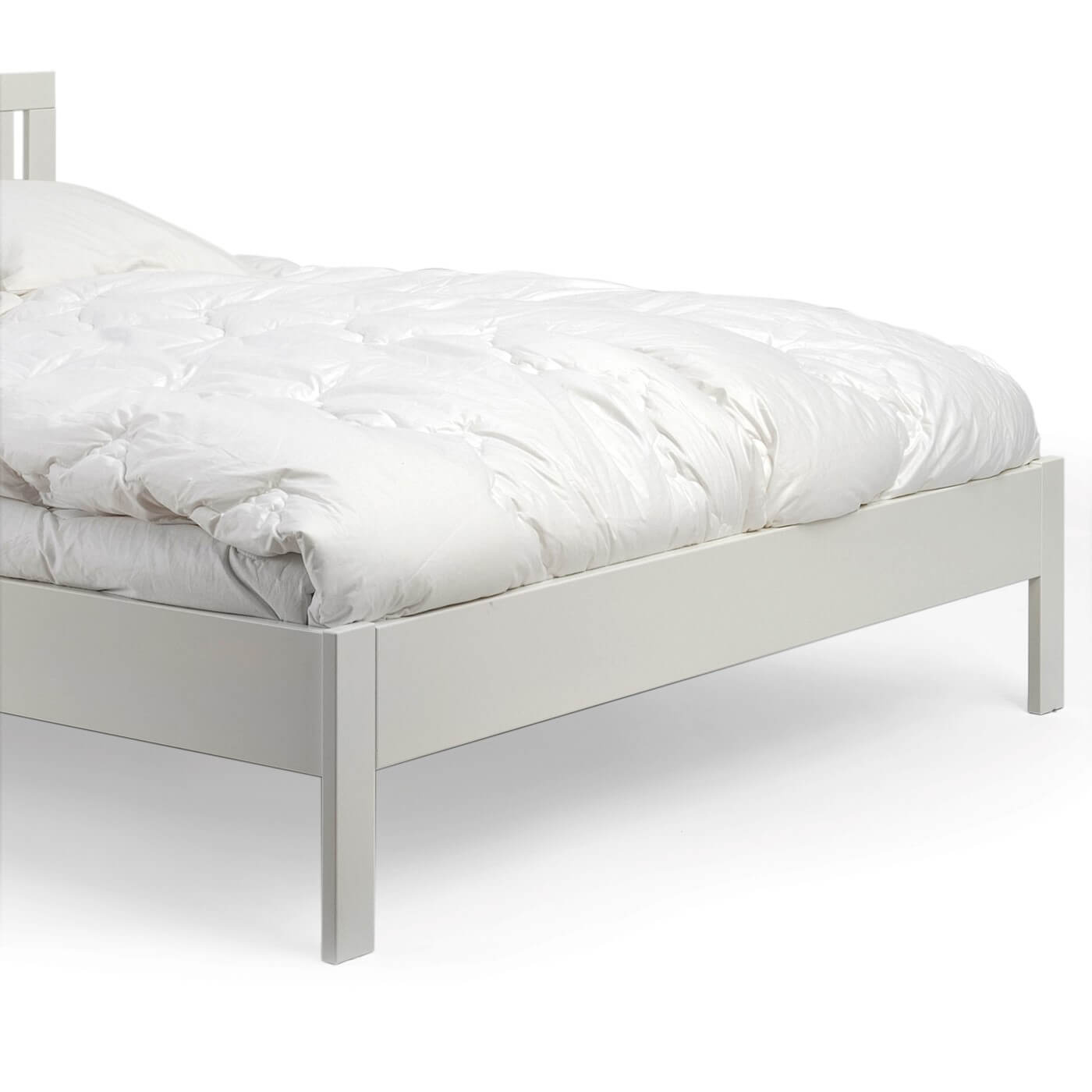 Łóżko dwuosobowe białe KOLI drewniane. Przybliżony widok na wysokie proste białe nóżki łóżka 2 osobowego 160x200 z drewna brzozy w kolorze białym. Skandynawski design