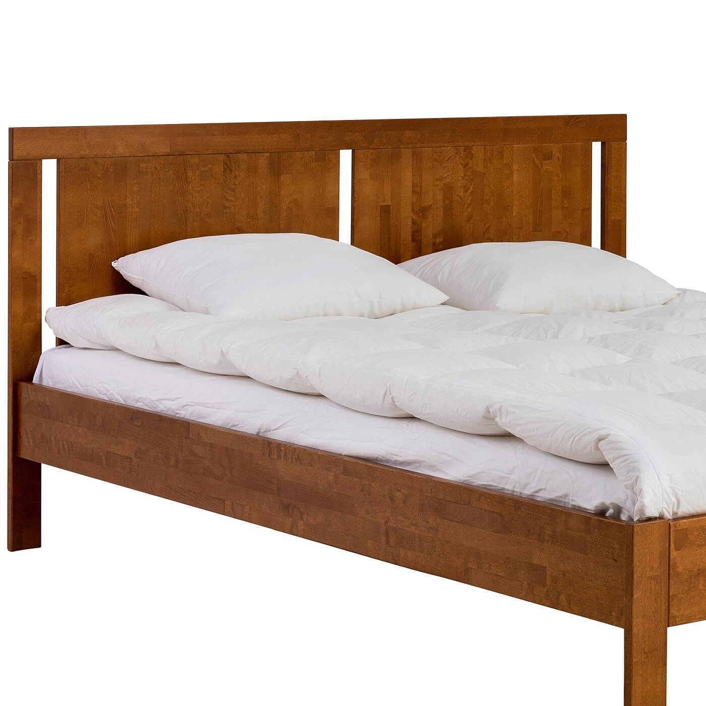 Łóżko dwuosobowe drewniane KOLI. Fragment łóżka 160x200 z nóżkami i z wysokim wezgłowiem z drewna brzozy północnej lakierowanej na kolor orzech. Na 2 osobowym drewnianym łóżku kolor orzech leży biały materac i biała pościel. Skandynawski design