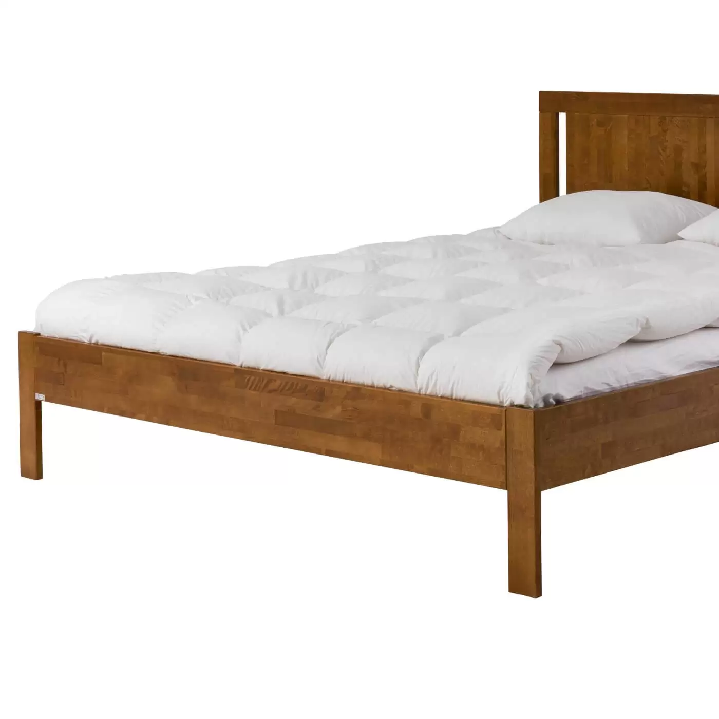 Łóżko dwuosobowe drewniane KOLI kolor orzech. Przybliżony widok na wysokie proste nóżki łóżka 2 osobowego 160x200 z drewna brzozy w kolorze orzech. Skandynawski design