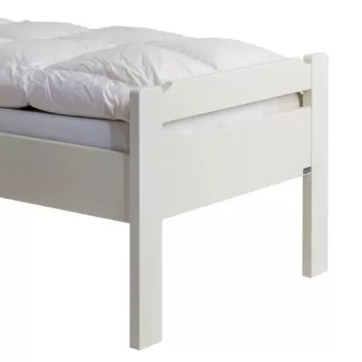 Łóżko jednoosobowe białe KUUSAMO drewniane. Przybliżony widok na wysokie proste nóżki łóżka 80x200 z drewna brzozy skandynawskiej w kolorze białym