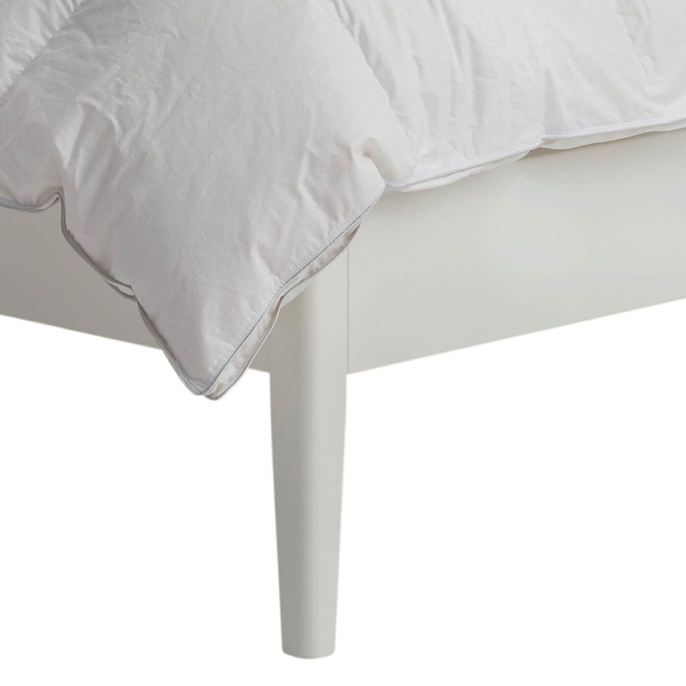 Łóżko małżeńskie drewniane białe MATINEA. Wysoka drewniana nóżka łóżka do sypialni 160x200 z dużymi ażurowym białym zagłówkiem. Nowoczesne łóżko z drewna brzozy lakierowanej na kolor biały mat. Styl skandynawski