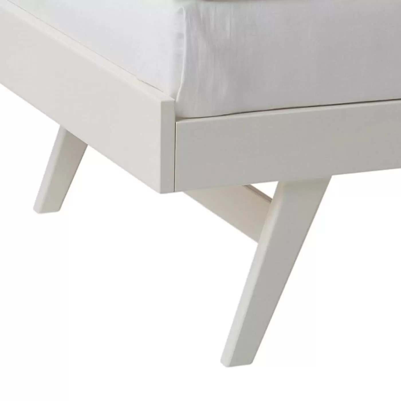 Łóżko na nóżkach NOTTE białe drewniane. Przybliżony widok na wysokie skośne nóżki łóżka z drewna brzozy skandynawskiej lakierowanej na kolor biały mat. Nowoczesny design