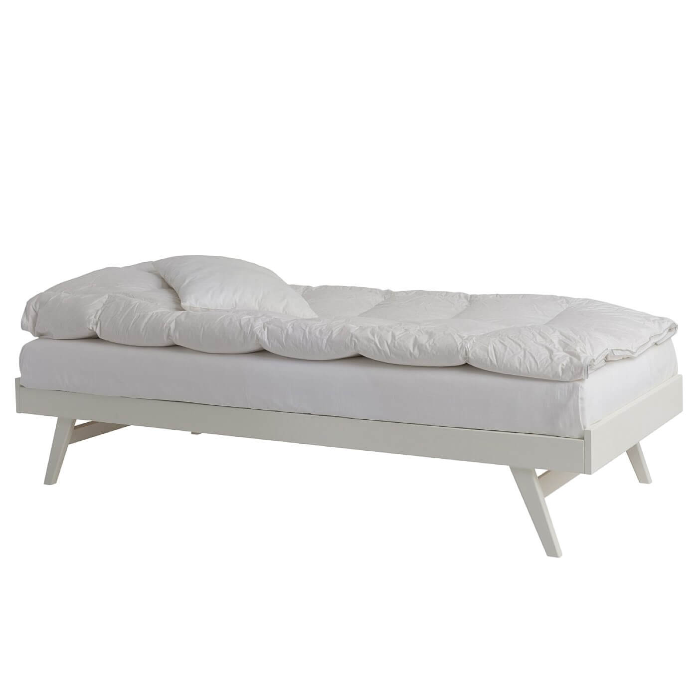 Łóżko na nóżkach NOTTE białe. Łóżko drewniane białe 90x200 z materacem i białą pościelą widoczne w całości. Skandynawski design
