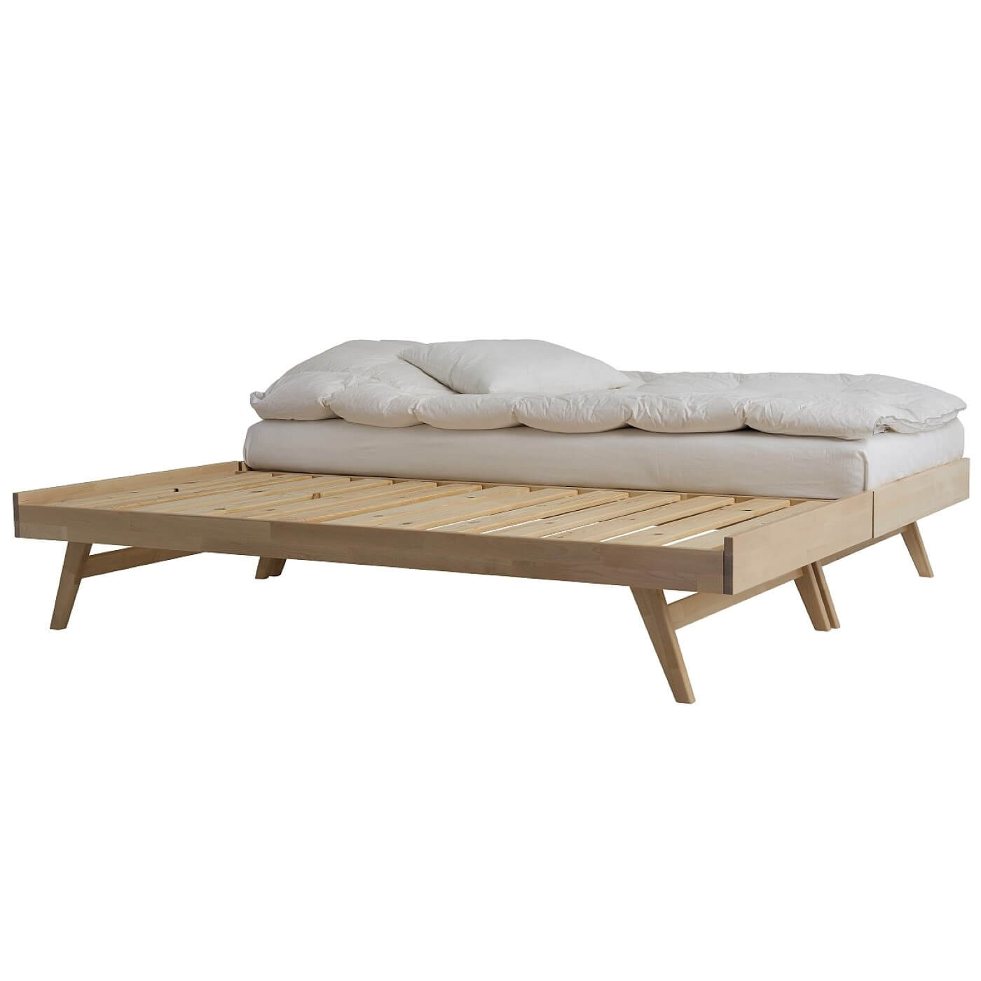 Łóżko na nóżkach NOTTE. Dwa łóżka drewniane na wysokich nóżkach złączone, stojące obok siebie. Jedno łóżko z materacem i białą pościelą drugie bez materaca z widocznym drewnianym stelażem