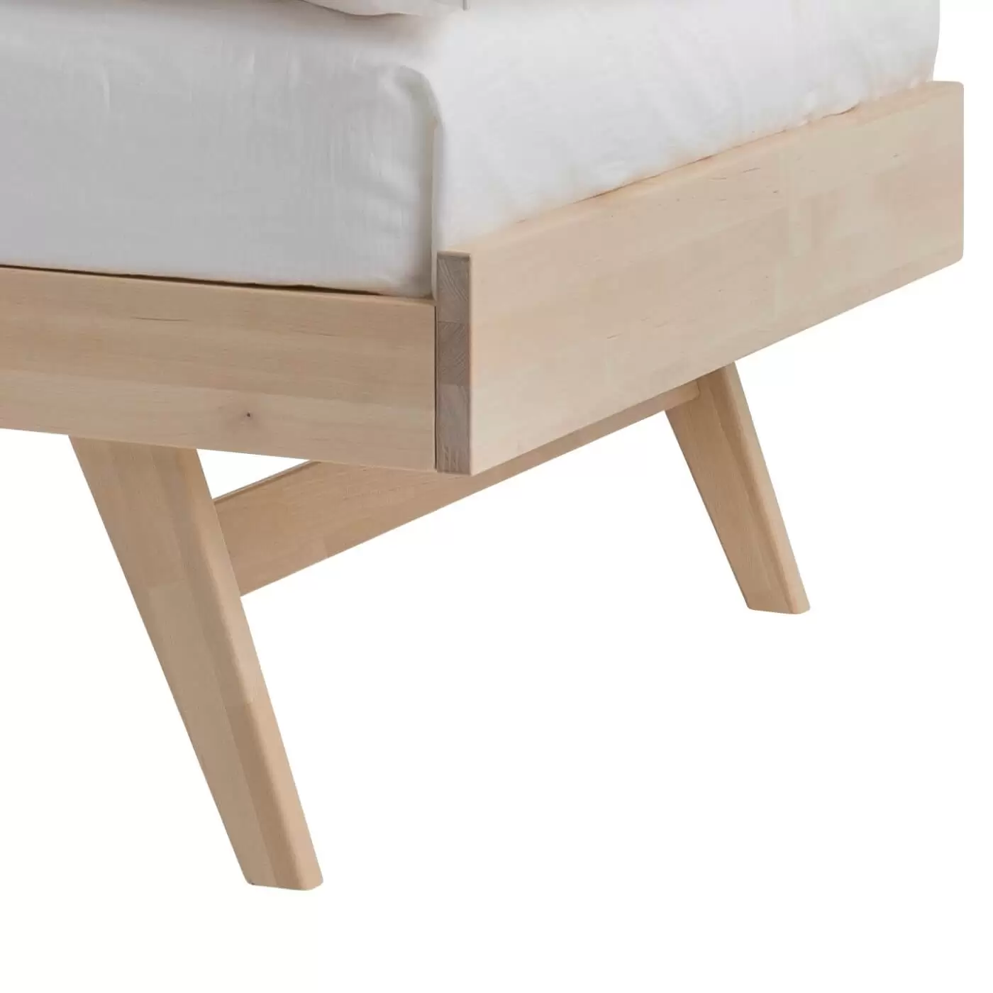 Łóżko na nóżkach NOTTE drewniane. Przybliżony widok na skośne wysokie nogi z drewna brzozy skandynawskiej. Nowoczesny design