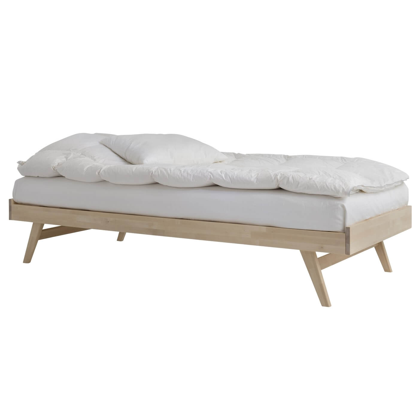 Łóżko na nóżkach NOTTE. Łóżko drewniane 90x200 widoczne w całości. Na łóżku z materacem leży biała kołdra i poduszka. Skandynawski design