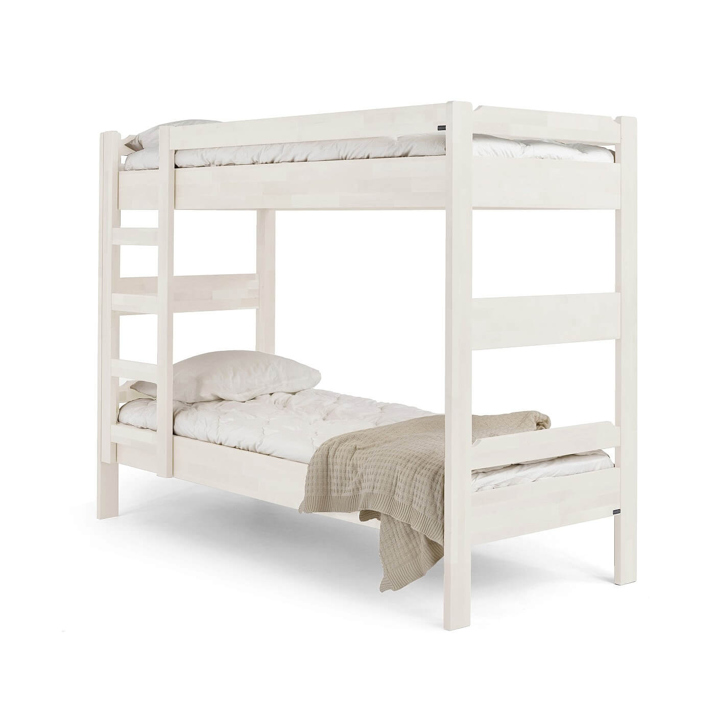 Łóżko piętrowe białe KUUSAMO z materacami 80x200, białą pościelą i beżowym kocem. Solidne łóżko dwupiętrowe z litego drewna brzozy skandynawskiej lakierowanej na kolor biały matowy widoczne w całości. Skandynawski design