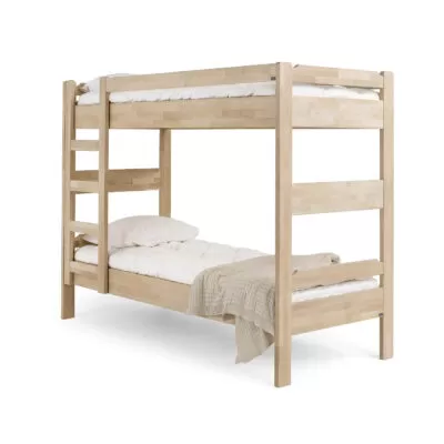 Łóżko piętrowe drewniane KUUSAMO z materacami 80x200, białą pościelą i beżowym kocem. Solidne łóżko dwupiętrowe z litego jasnego drewna brzozy skandynawskiej widoczne w całości. Skandynawski design
