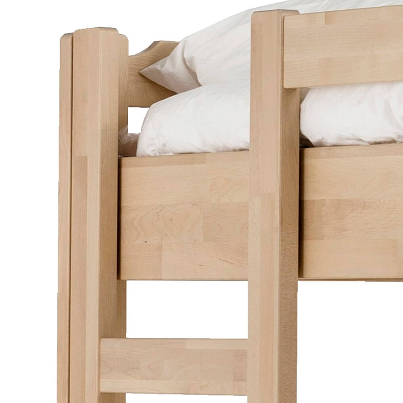 Łóżko piętrowe drewniane KUUSAMO. Górny fragment łóżka dwupiętrowego z jasnego drewna brzozy skandynawskiej z widoczną częścią drabinki ze szczeblami. Skandynawski design