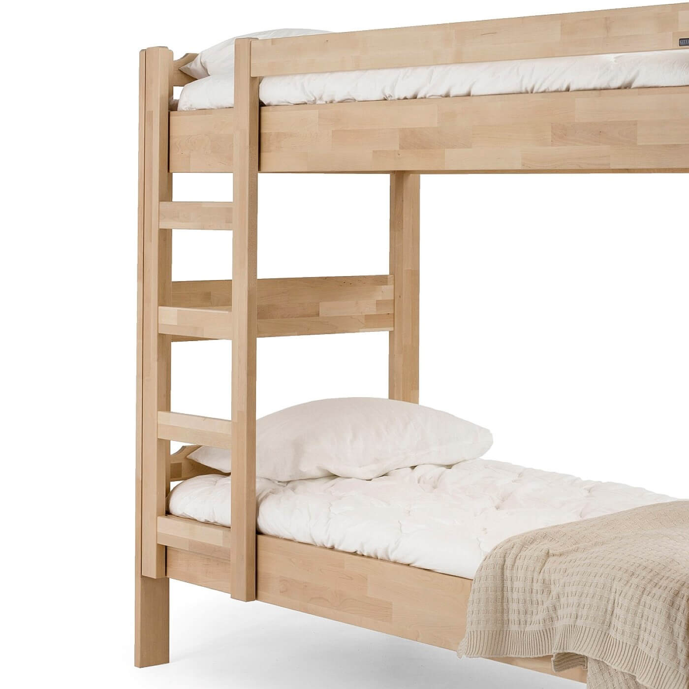 Łóżko piętrowe drewniane KUUSAMO. Fragment łóżka dwupiętrowego z drabinką ze szczeblami z jasnego drewna brzozy skandynawskiej. Widoczne materace, biała pościel i beżowy koc. Skandynawski design