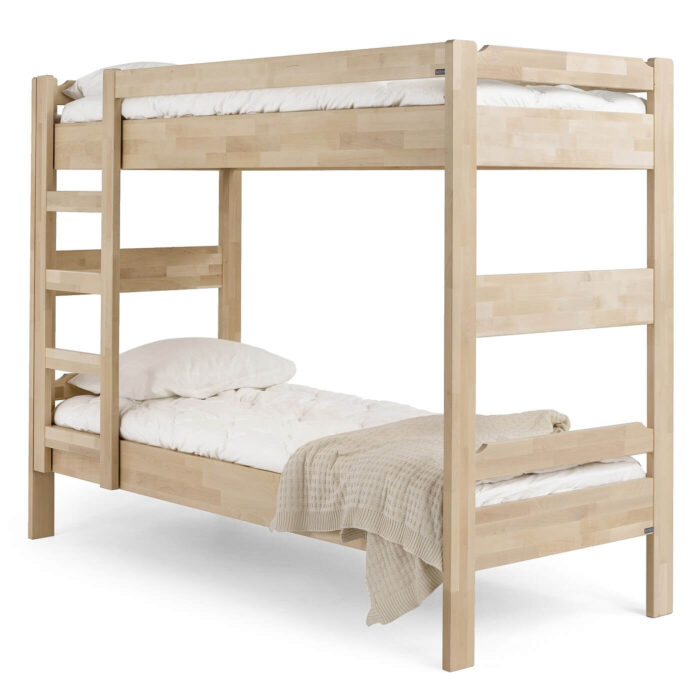 Łóżko piętrowe drewniane KUUSAMO. Przybliżenie widocznego w całości łóżka dwupiętrowego jasne lite drewno brzozy. Na łóżku leżą materace, biała pościel i beżowy koc. Skandynawski design
