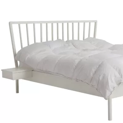 Łóżko skandynawskie białe MELODIA drewniane. Fragment łóżka do sypialni 160x200 z wiszącym białym stolikiem nocnym. Na łóżku leży biała skandynawska kołdra