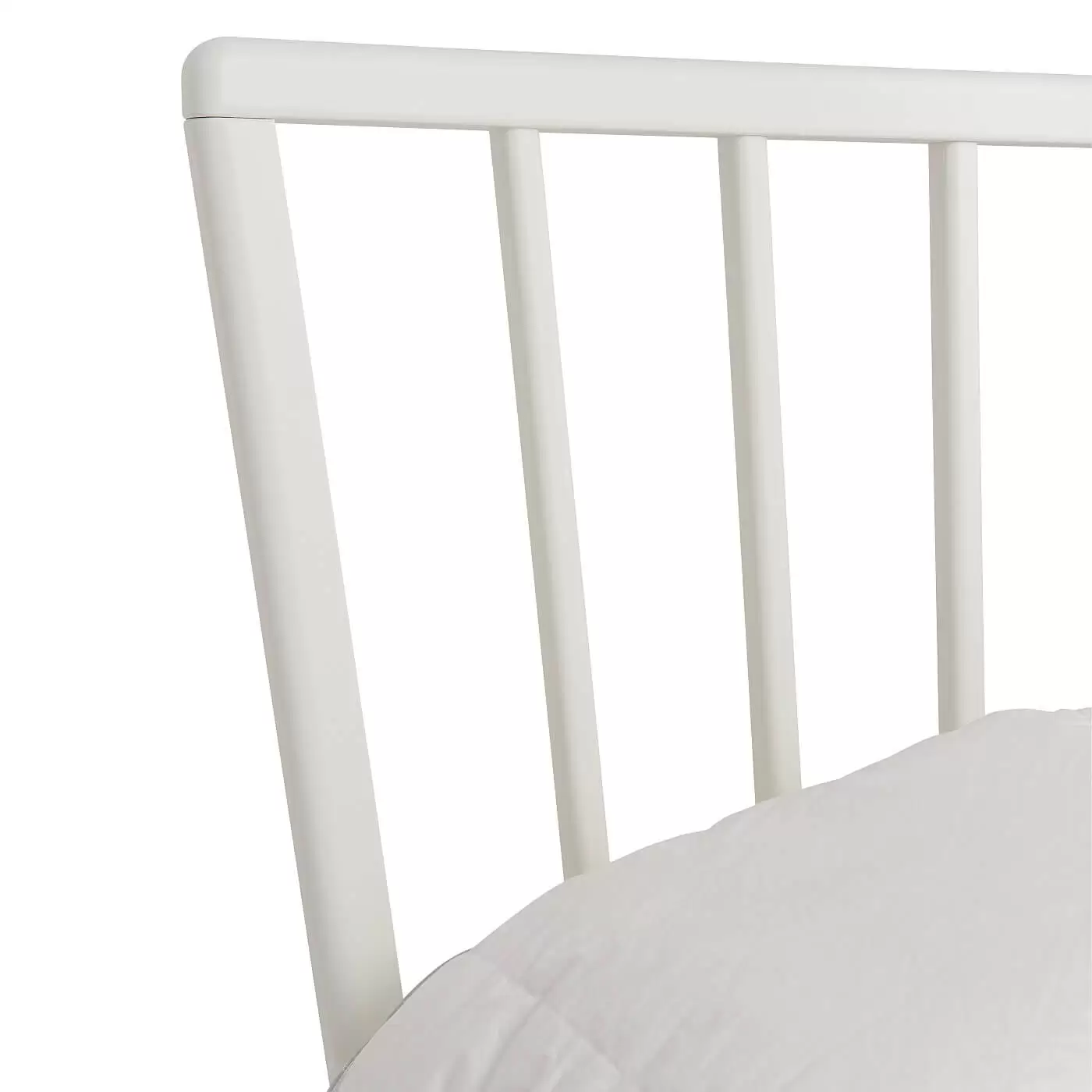 Łóżko skandynawskie białe MELODIA. Fragment ażurowego wysokiego szczytu łóżka do sypialni z drewna brzozy skandynawskiej lakierowanej na biało. Nowoczesny design