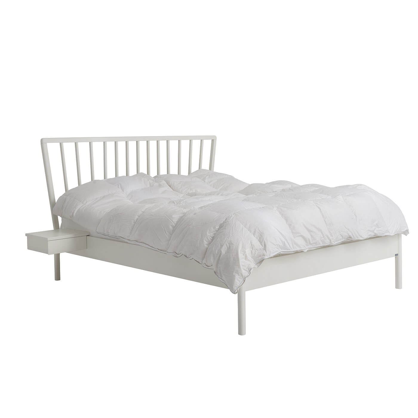 Łóżko skandynawskie białe MELODIA. Widoczne w całości łóżko drewniane do sypialni 160x200 z wiszącym białym stolikiem nocnym. Na łóżku leży biała skandynawska kołdra