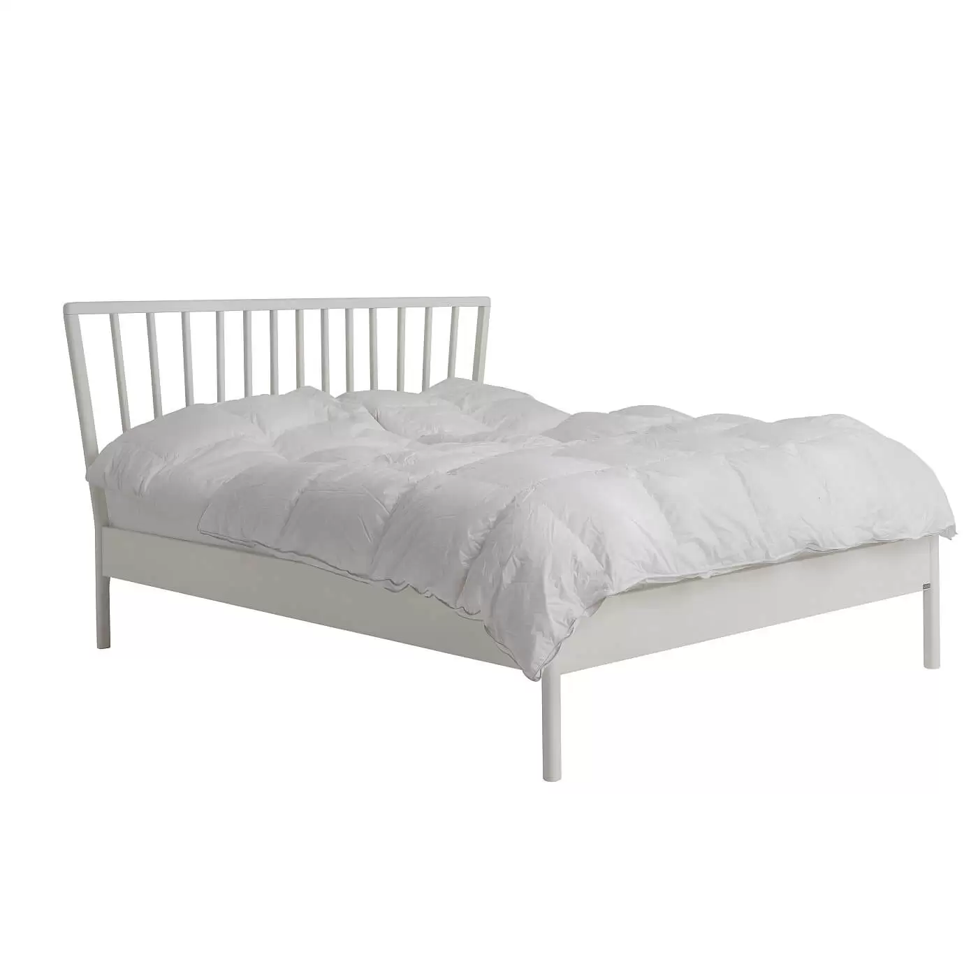 Łóżko skandynawskie białe MELODIA. Widoczne w całości łóżko do sypialni z drewnianym białym wysokim ażurowym szczytem. Na łóżku 160x200 na wysokich nóżkach leżąca biała kołdra