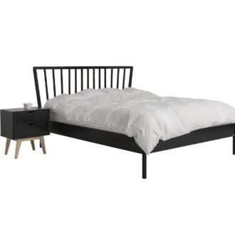 Łóżko skandynawskie czarne MELODIA. Widoczne w całości łóżko do sypialni 160x200 z czarną szafką nocną na wysokich nóżka. Na łóżku leży biała skandynawska kołdra