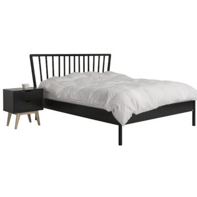 Łóżko skandynawskie czarne MELODIA. Widoczne w całości łóżko do sypialni 160x200 z czarną szafką nocną na wysokich nóżka. Na łóżku leży biała skandynawska kołdra