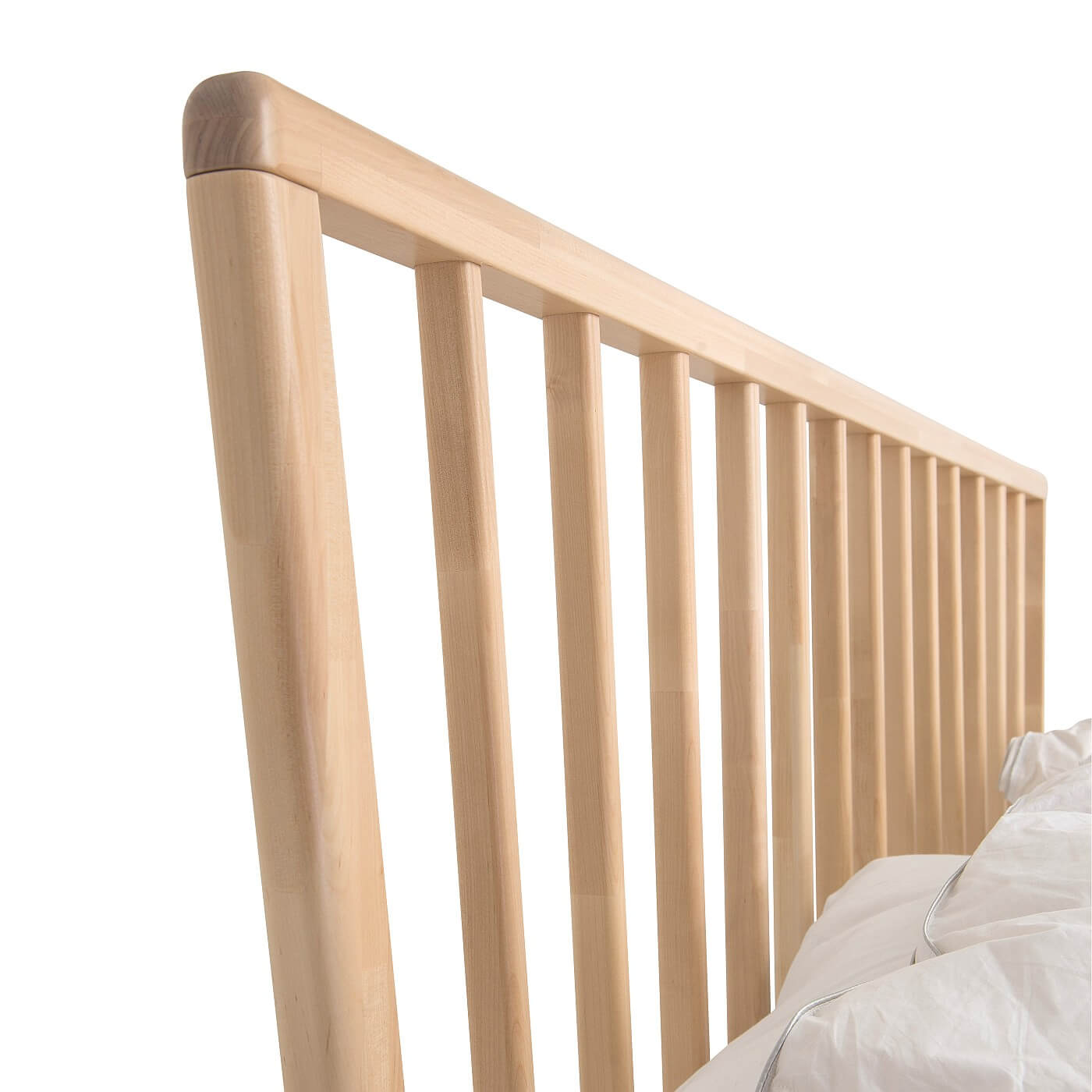 Łóżko skandynawskie MELODIA. Ażurowy drewniany wysoki szczyt łóżka do sypialni z drewna brzozy skandynawskiej. Nowoczesny design