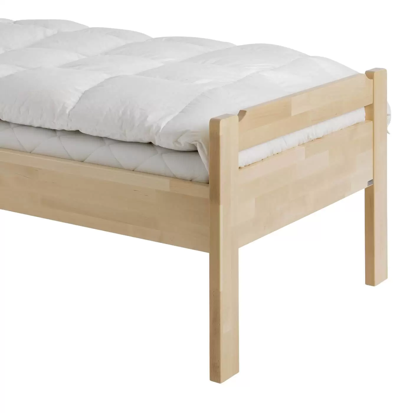 Łóżko z niskim zagłówkiem KUUSAMO drewniane jednoosobowe. Przybliżony widok na wysokie proste nogi łóżka z jasnego drewna brzozy skandynawskiej