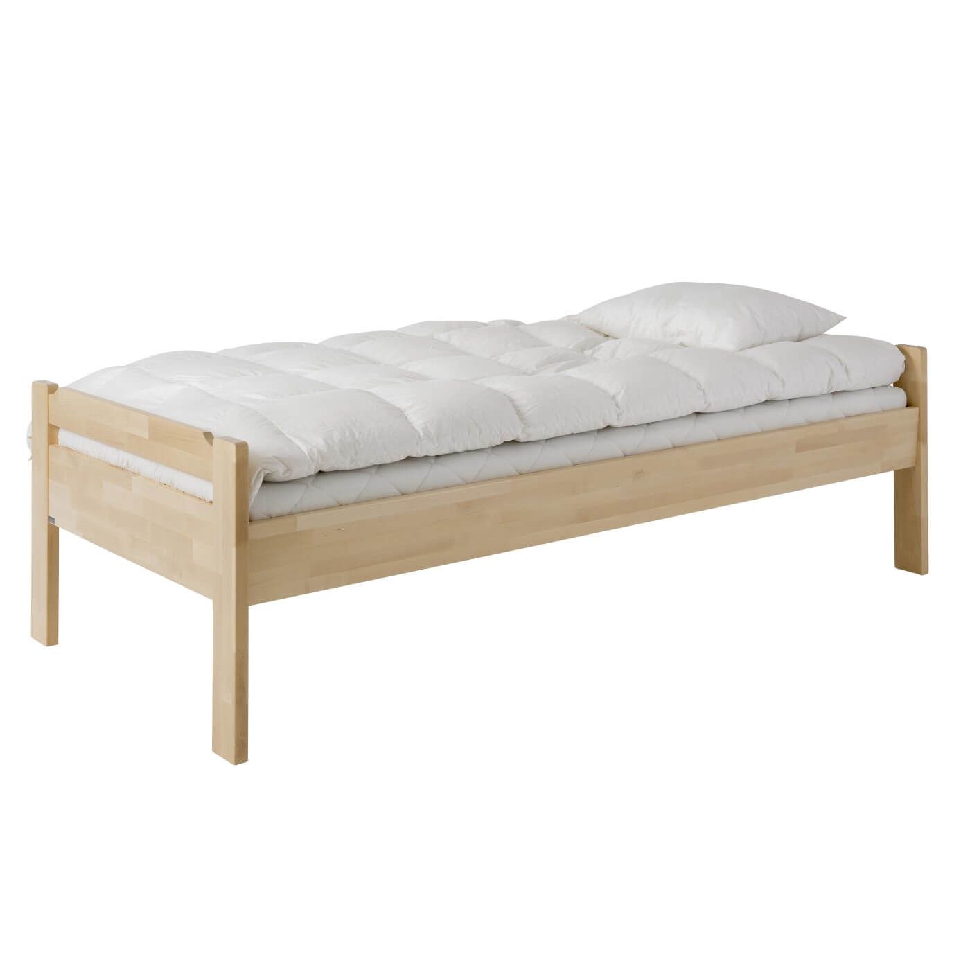 Łóżko z niskim zagłówkiem KUUSAMO drewniane 90x200 z materacem i białą pościelą widoczne w całości. Łóżko z niskim wezgłowiem na wysokich prostych nóżkach z drewna brzozy skandynawskiej