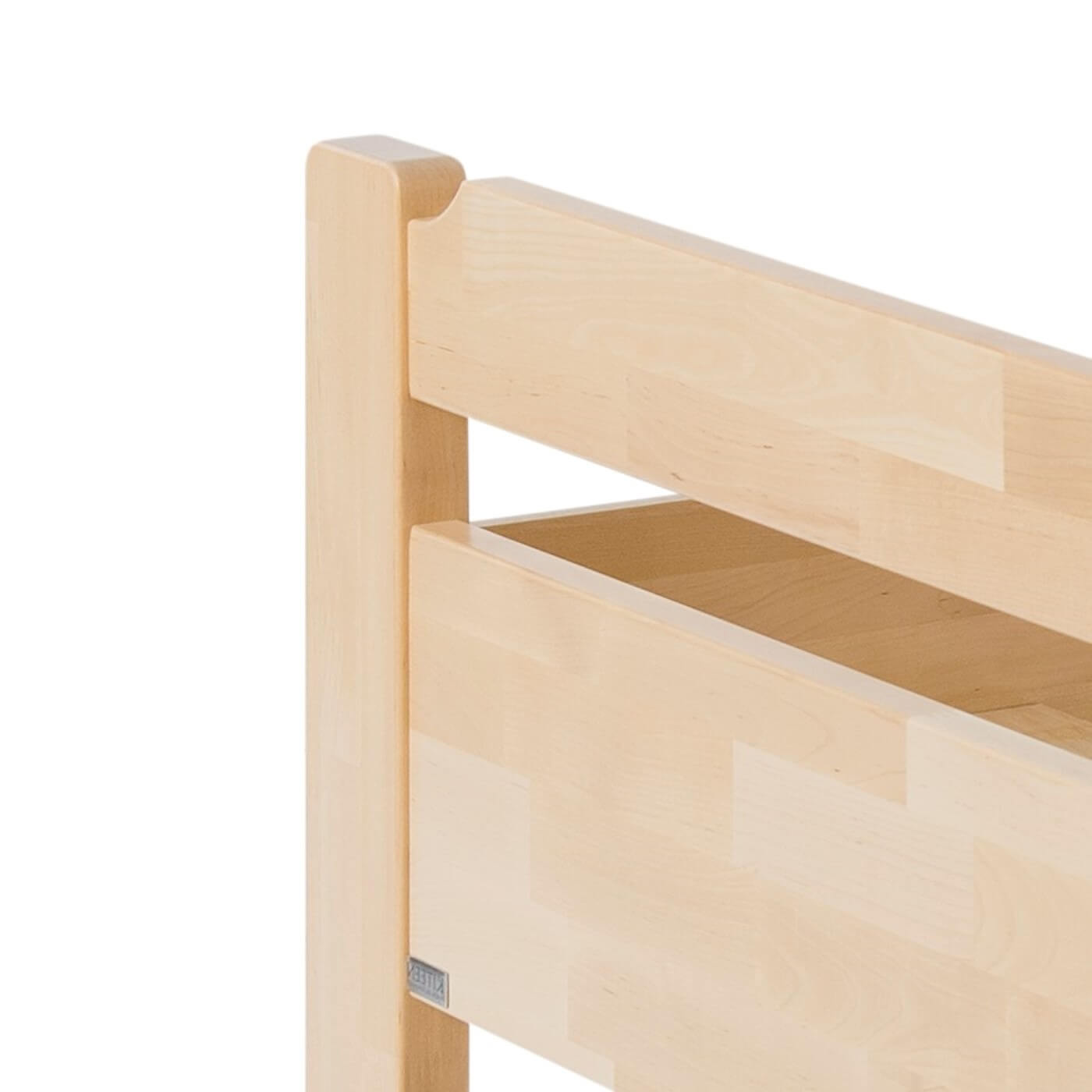 Łóżko z niskim zagłówkiem KUUSAMO 90x200. Zbliżenie na ręcznie robiony fragment prostego niskiego zagłówka z litego jasnego drewna brzozy skandynawskiej
